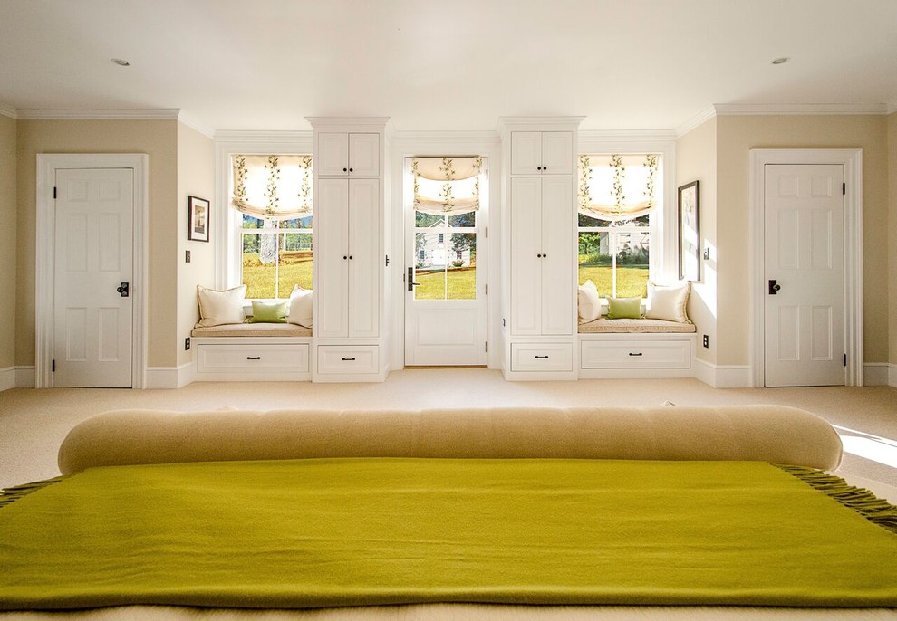バーリントンにあるコンテンポラリースタイルのおしゃれな主寝室 (ベージュの壁、カーペット敷き、標準型暖炉、石材の暖炉まわり、ベージュの床)