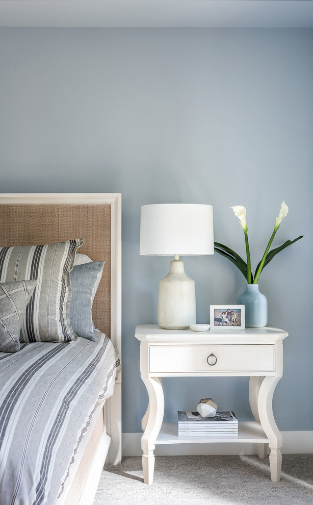 Идея дизайна: хозяйская спальня среднего размера в морском стиле с синими стенами, ковровым покрытием и серым полом без камина