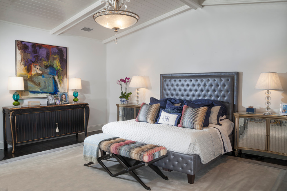 Стильный дизайн: большая хозяйская спальня в стиле неоклассика (современная классика) с белыми стенами и темным паркетным полом без камина - последний тренд
