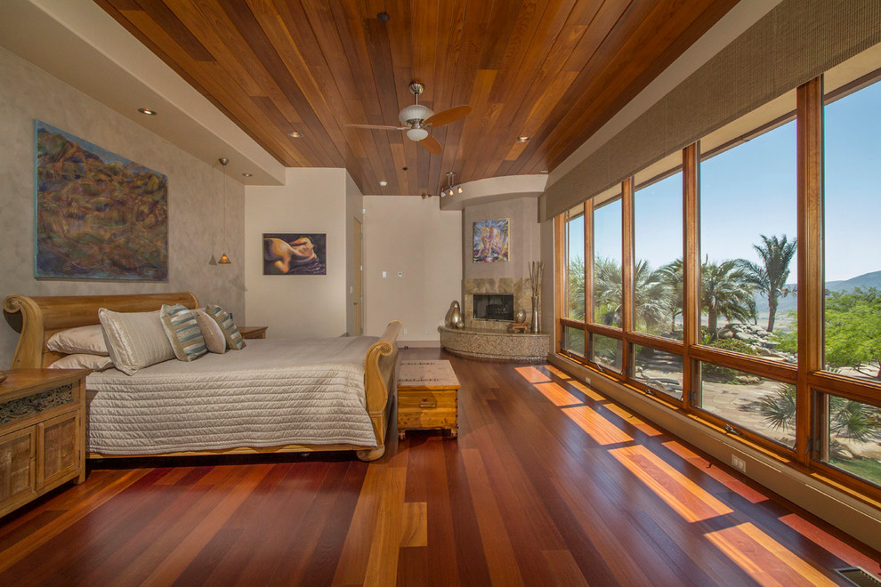 Modernes Schlafzimmer mit Eckkamin in San Diego