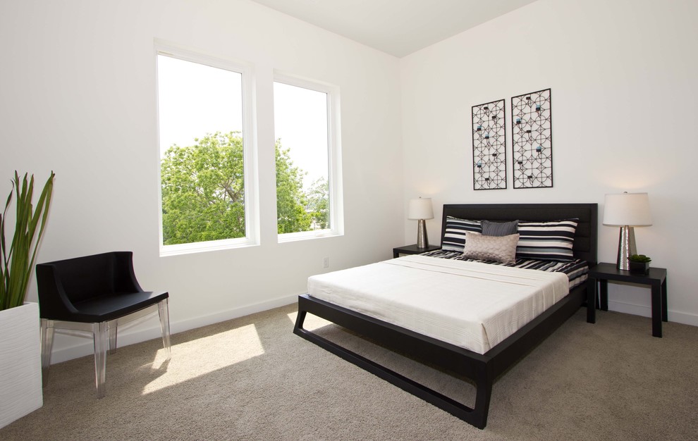 他の地域にあるコンテンポラリースタイルのおしゃれな寝室 (白い壁、カーペット敷き) のレイアウト