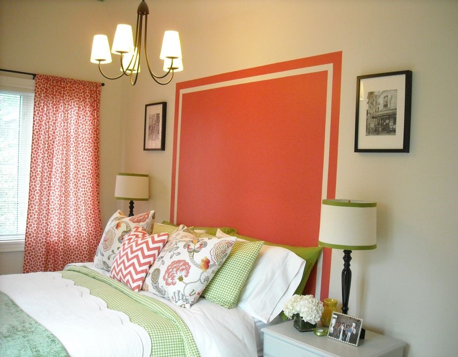 Идея дизайна: гостевая спальня среднего размера, (комната для гостей) в стиле неоклассика (современная классика) с бежевыми стенами и ковровым покрытием без камина