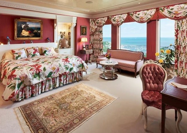 Elegant bedroom photo in Milwaukee