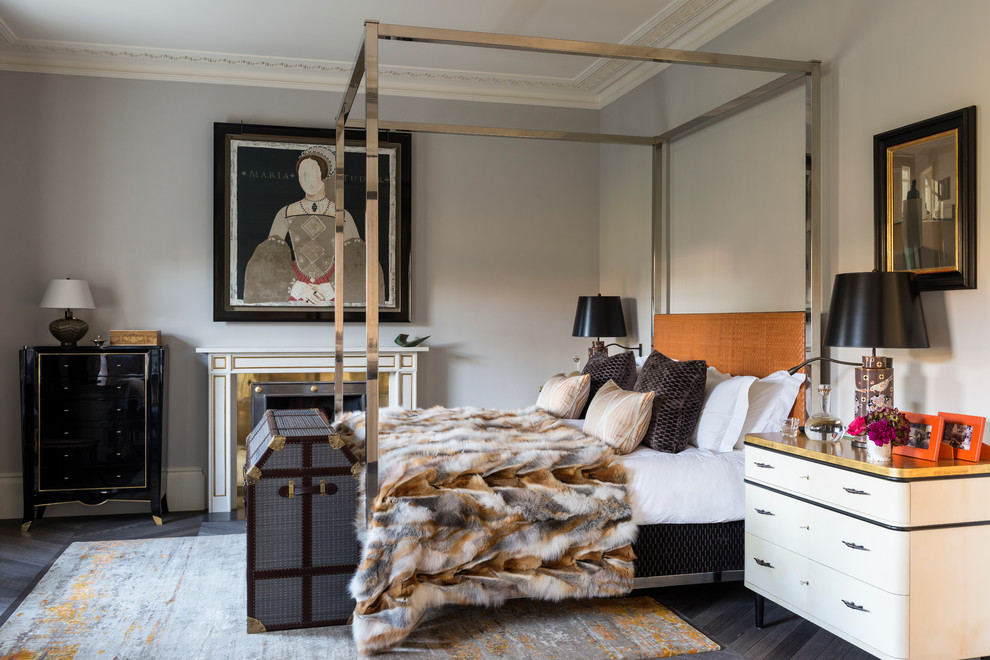Cette image montre une chambre traditionnelle avec un mur gris, parquet foncé, une cheminée standard et un manteau de cheminée en bois.