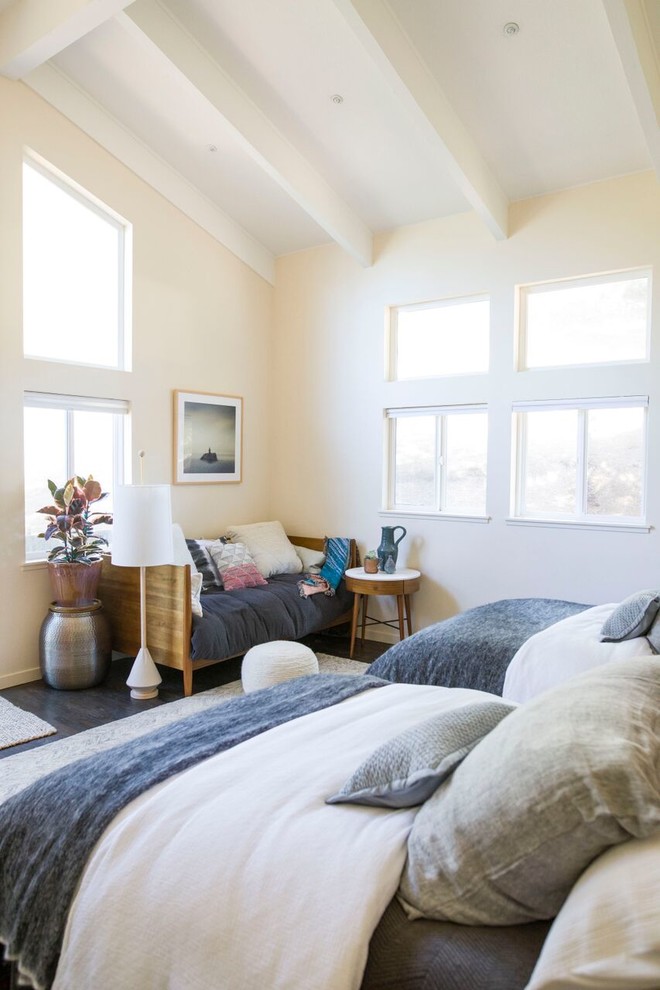 Ejemplo de habitación de invitados nórdica pequeña con paredes blancas, suelo de madera en tonos medios y suelo gris