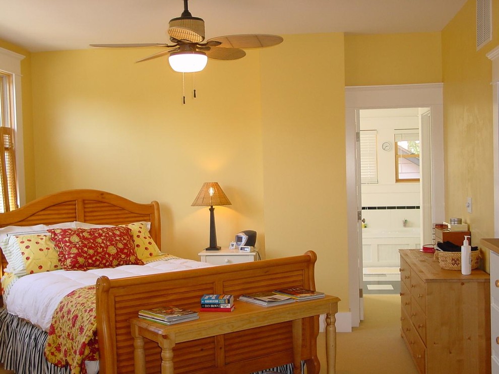 Kleines Rustikales Hauptschlafzimmer ohne Kamin mit gelber Wandfarbe, Teppichboden und gelbem Boden in Boise