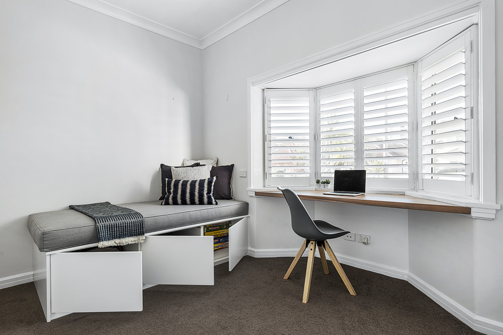 Modernes Schlafzimmer ohne Kamin mit grauer Wandfarbe, Teppichboden und schwarzem Boden in Sydney