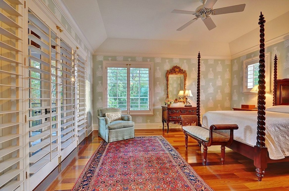 Schlafzimmer mit bunten Wänden und braunem Holzboden in Miami