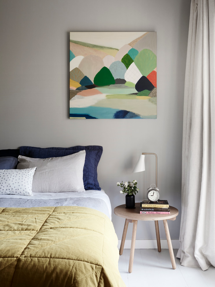 Imagen de dormitorio escandinavo de tamaño medio con paredes grises y suelo de madera clara