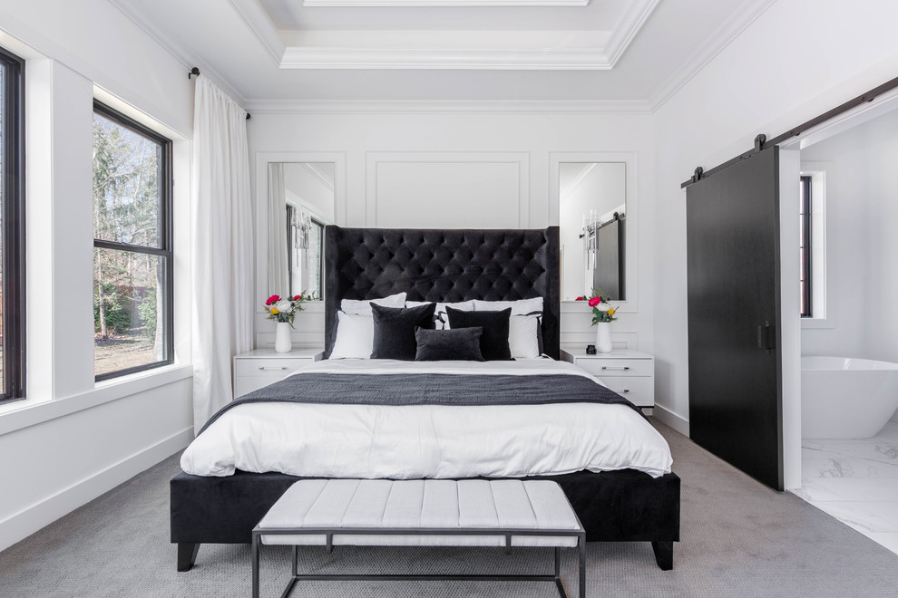 Diseño de dormitorio principal clásico renovado sin chimenea con paredes blancas, moqueta y suelo gris