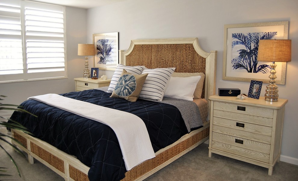 Modelo de dormitorio principal marinero grande sin chimenea con paredes azules y moqueta