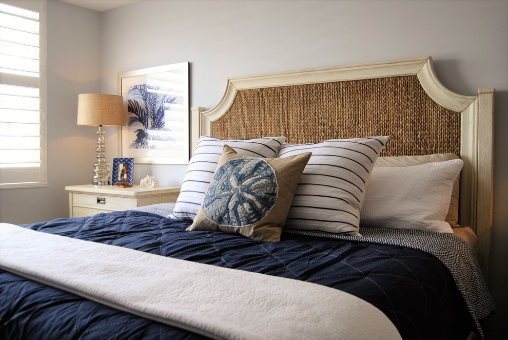 Foto de dormitorio principal costero grande con paredes azules y moqueta