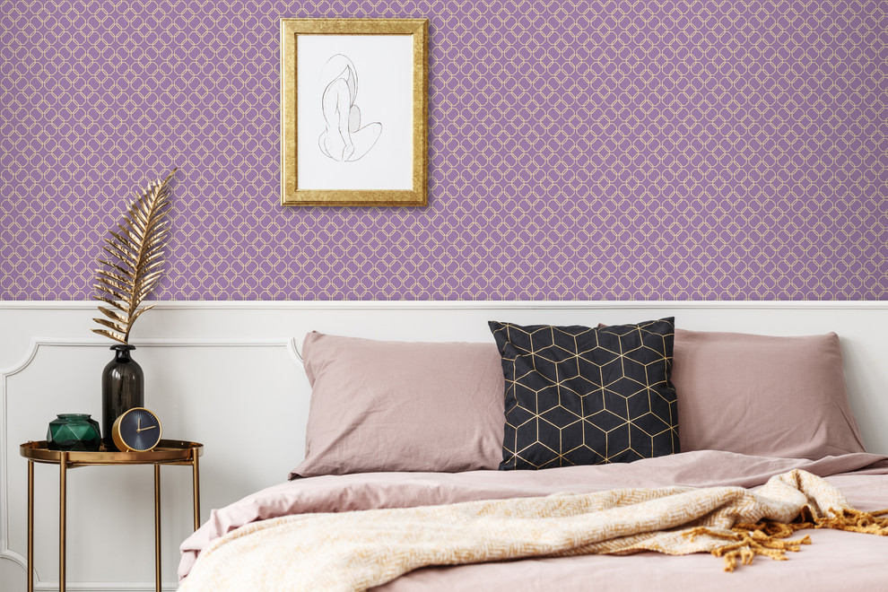 Cette photo montre une chambre moderne avec un mur violet.