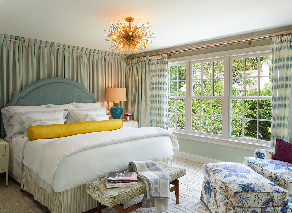 Источник вдохновения для домашнего уюта: хозяйская спальня среднего размера в стиле фьюжн с зелеными стенами, ковровым покрытием и белым полом