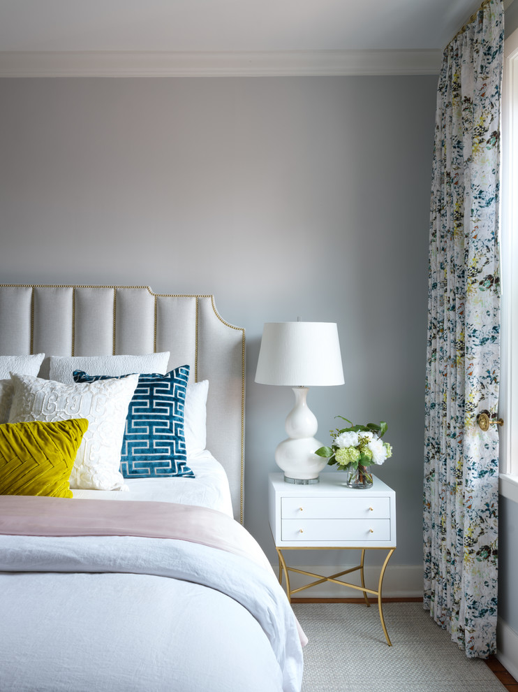 Ejemplo de habitación de invitados tradicional renovada de tamaño medio con paredes azules, moqueta, chimenea de esquina, marco de chimenea de madera y suelo beige