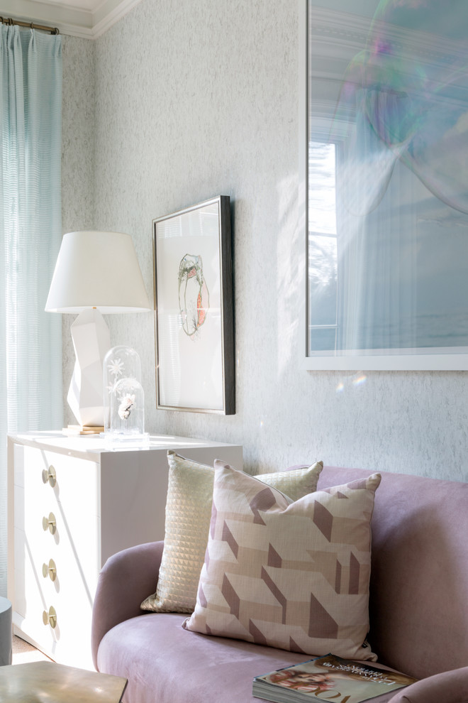 Immagine di una camera da letto minimalista di medie dimensioni con pareti bianche e moquette