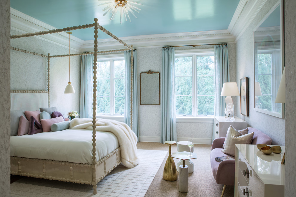 Immagine di una camera da letto chic di medie dimensioni con moquette, pareti grigie e pavimento beige