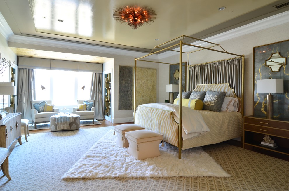 На фото: большая хозяйская спальня в стиле неоклассика (современная классика) с бежевыми стенами и ковровым покрытием