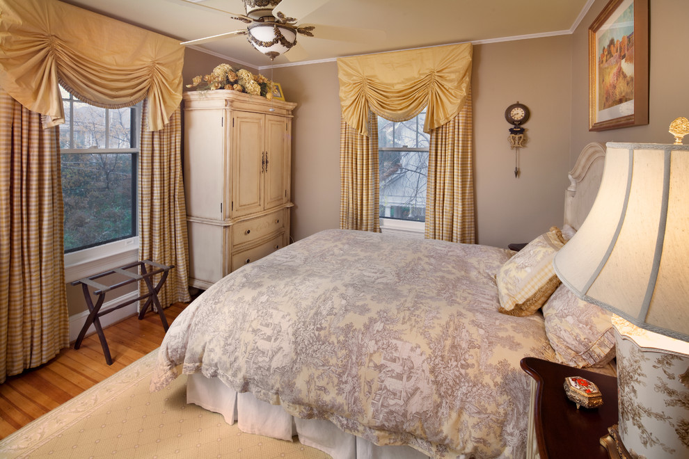 ワシントンD.C.にあるトラディショナルスタイルのおしゃれな客用寝室のレイアウト