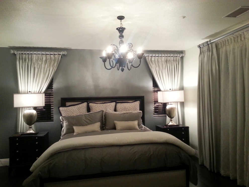 Foto de dormitorio principal minimalista de tamaño medio con paredes grises y suelo de madera oscura
