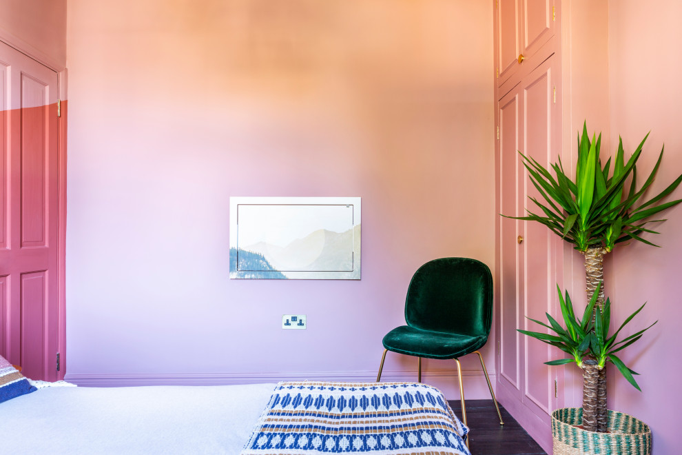Источник вдохновения для домашнего уюта: гостевая спальня среднего размера, (комната для гостей) в стиле фьюжн с розовыми стенами, темным паркетным полом и коричневым полом без камина