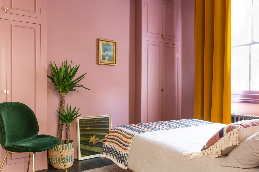 Foto di una camera degli ospiti bohémian di medie dimensioni con pareti rosa, parquet scuro, nessun camino e pavimento marrone