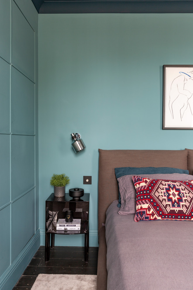 Ejemplo de dormitorio principal bohemio de tamaño medio sin chimenea con paredes azules, suelo de madera oscura y suelo marrón