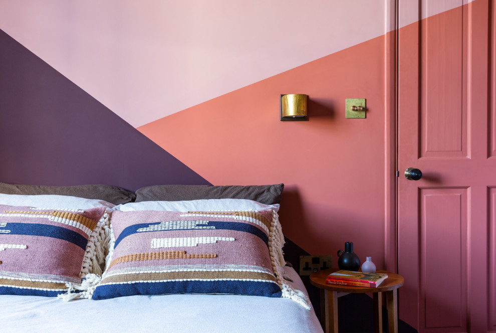 Modelo de habitación de invitados ecléctica de tamaño medio sin chimenea con paredes rosas, suelo de madera oscura y suelo marrón