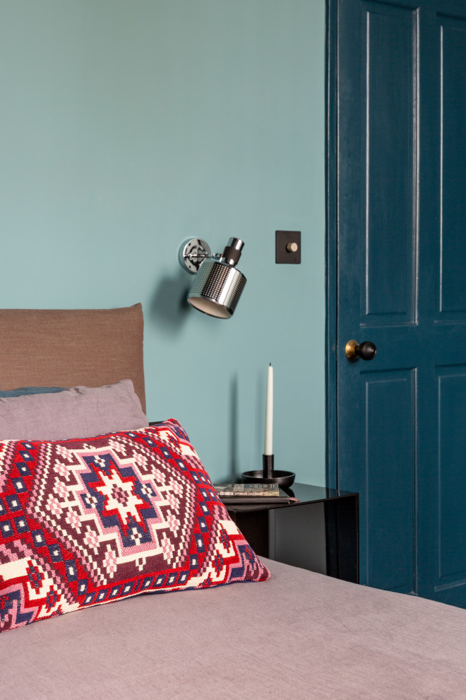 ロンドンにある中くらいなエクレクティックスタイルのおしゃれな主寝室 (青い壁、濃色無垢フローリング、暖炉なし、茶色い床) のインテリア