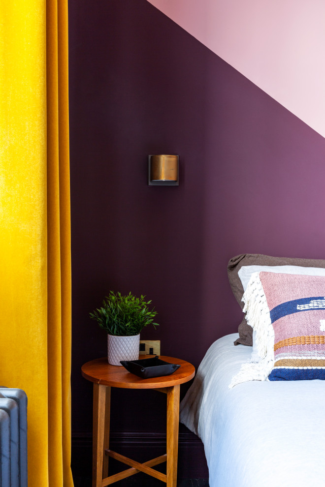 Imagen de habitación de invitados bohemia de tamaño medio sin chimenea con paredes rosas, suelo de madera oscura y suelo marrón