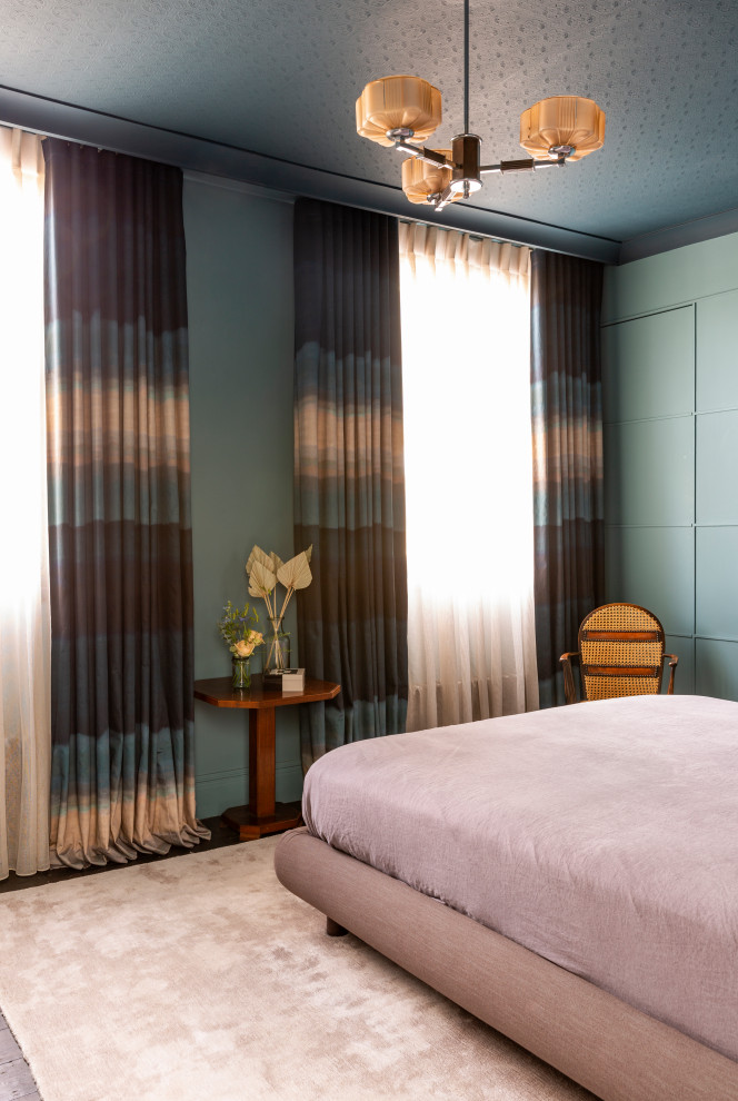 Mittelgroßes Eklektisches Hauptschlafzimmer ohne Kamin mit blauer Wandfarbe, dunklem Holzboden und braunem Boden in London
