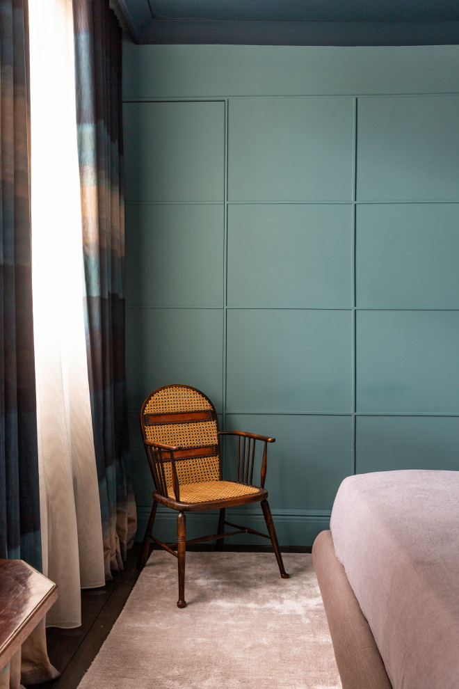 Esempio di una camera matrimoniale eclettica di medie dimensioni con pareti blu, parquet scuro, nessun camino e pavimento marrone