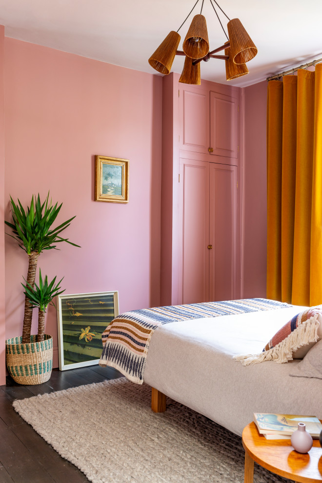 Esempio di una camera degli ospiti bohémian di medie dimensioni con pareti rosa, parquet scuro, nessun camino e pavimento marrone