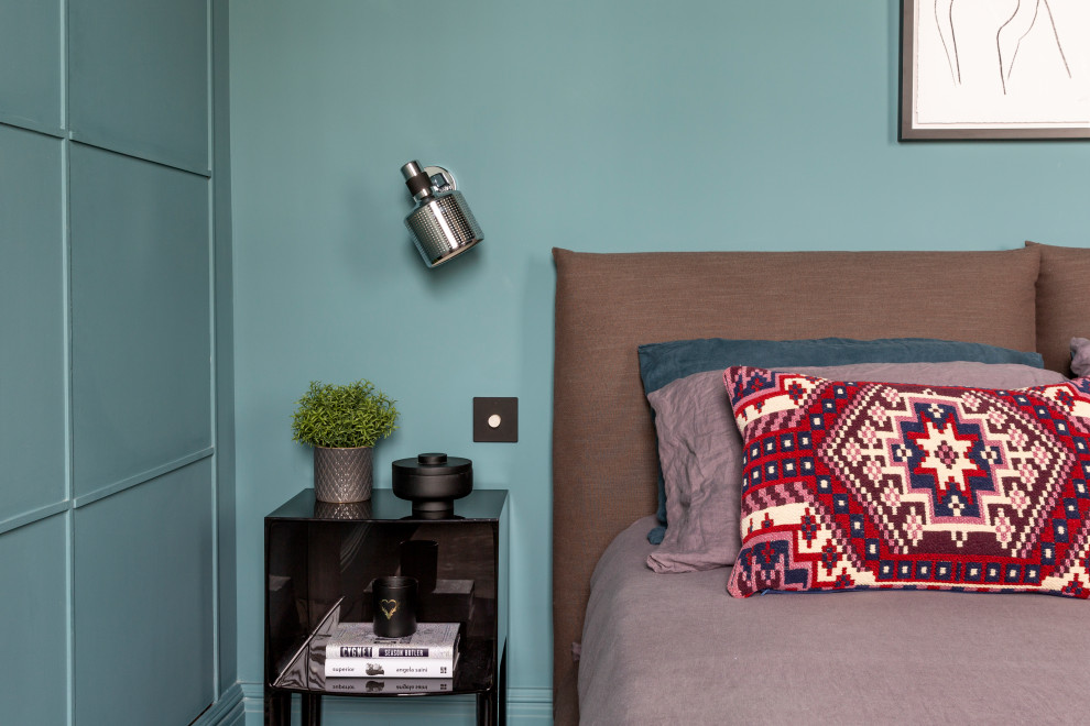 Foto de dormitorio principal ecléctico de tamaño medio sin chimenea con paredes azules, suelo de madera oscura y suelo marrón