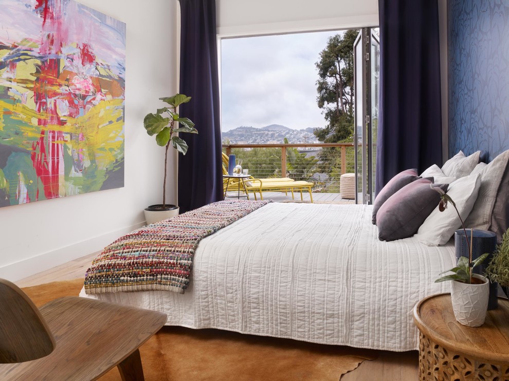 サンフランシスコにある中くらいなコンテンポラリースタイルのおしゃれな客用寝室 (白い壁、無垢フローリング、暖炉なし、ベージュの床、青いカーテン)