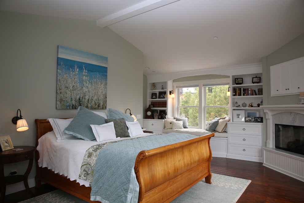 オレンジカウンティにある中くらいなトラディショナルスタイルのおしゃれな主寝室 (緑の壁、濃色無垢フローリング、標準型暖炉、石材の暖炉まわり、茶色い床) のレイアウト