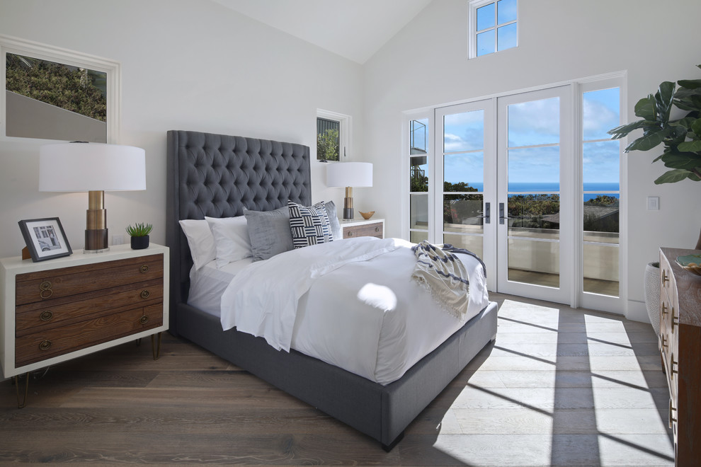 Idee per una camera da letto design con pareti bianche, pavimento in legno massello medio e pavimento grigio