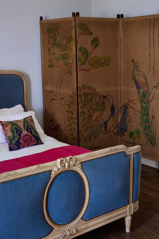 Diseño de dormitorio principal ecléctico con paredes azules y suelo de madera oscura