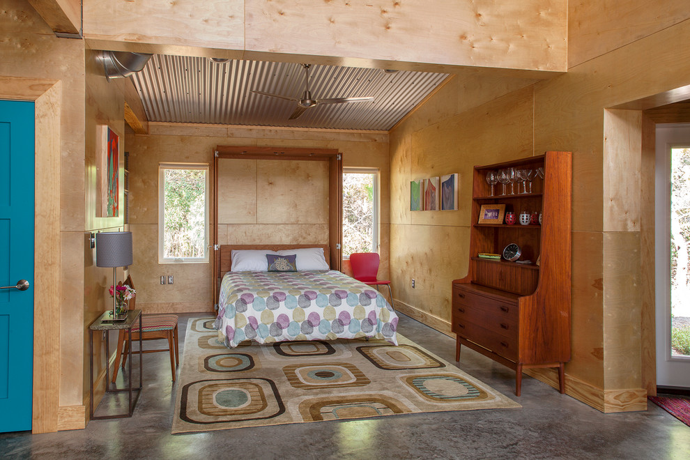 Идея дизайна: хозяйская спальня среднего размера в стиле лофт с бетонным полом и коричневыми стенами без камина