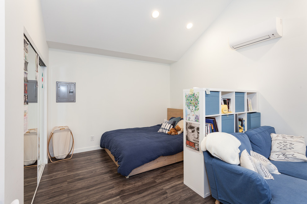 Idee per una camera da letto stile loft minimal di medie dimensioni con pareti bianche, parquet scuro e pavimento marrone
