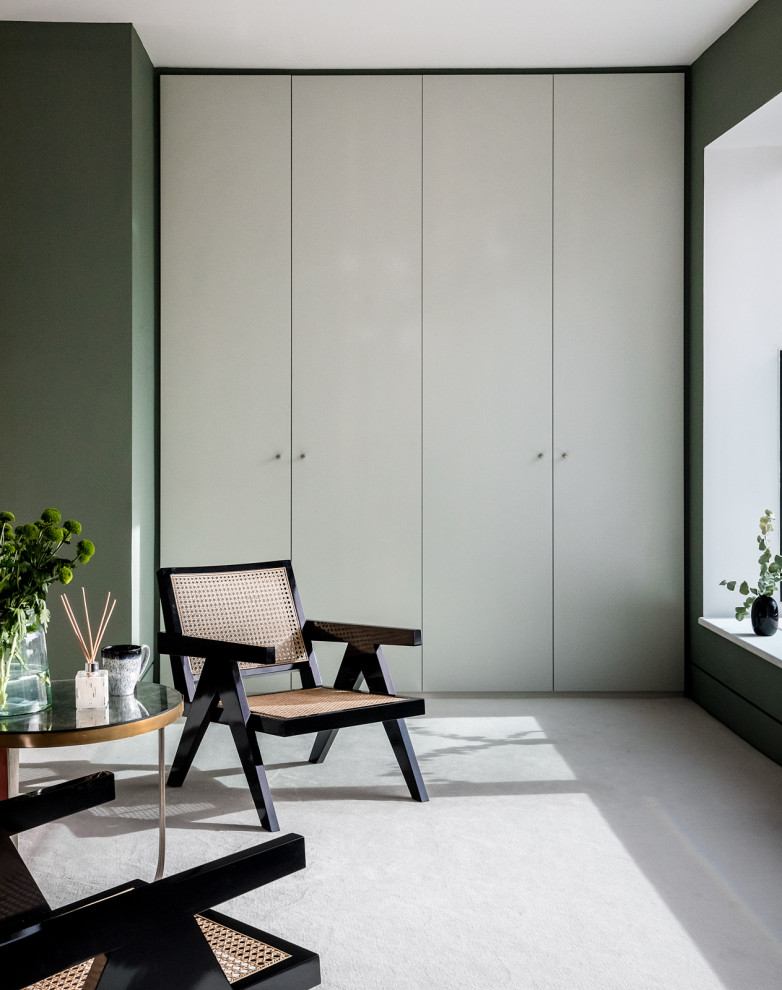 Источник вдохновения для домашнего уюта: большая хозяйская спальня в стиле модернизм с зелеными стенами, ковровым покрытием и серым полом