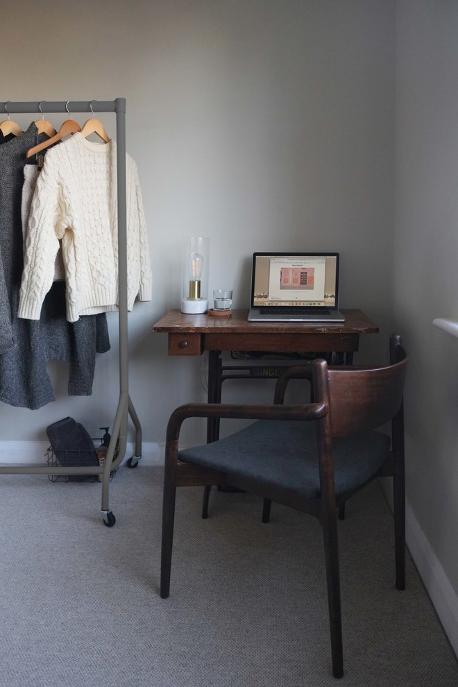 Cette image montre une petite chambre design avec un mur gris et un sol gris.