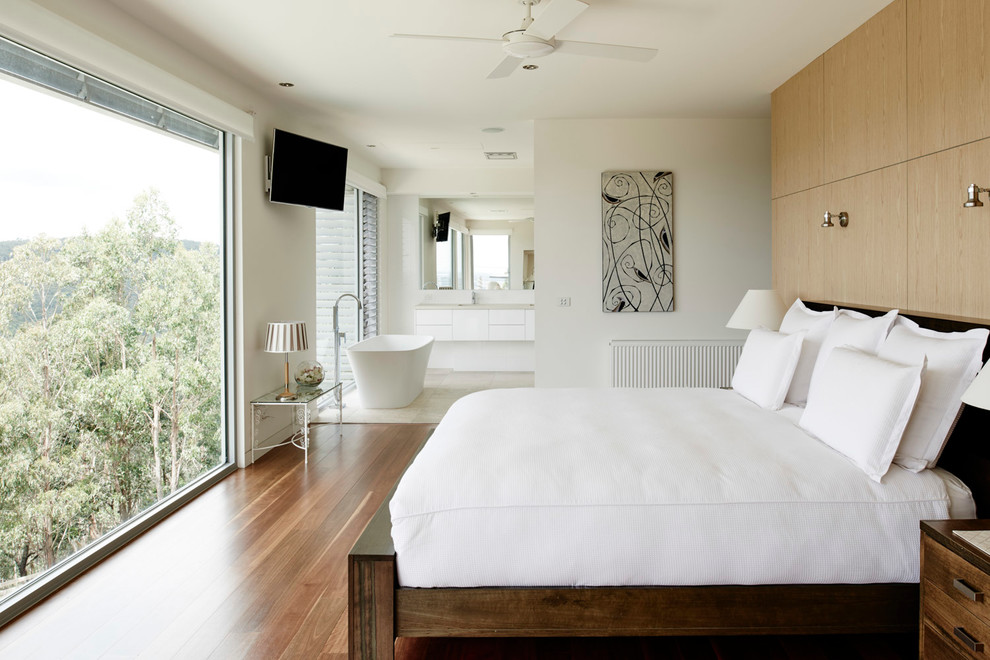 Design ideas for a contemporary master bedroom in Geelong.