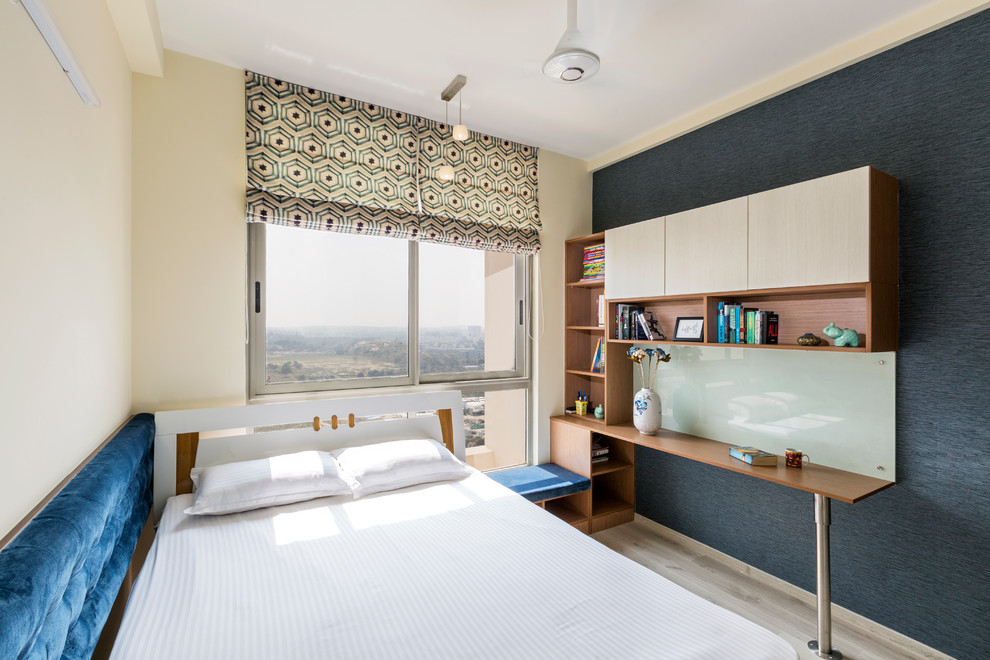 Ejemplo de habitación de invitados contemporánea con paredes beige y suelo gris