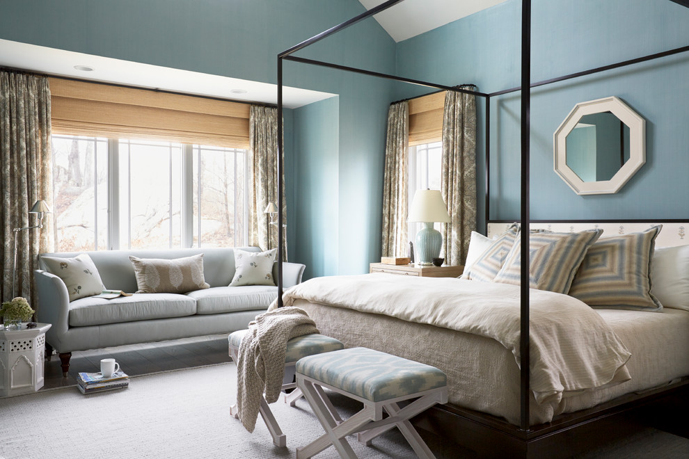 ボストンにあるトランジショナルスタイルのおしゃれな寝室 (青い壁)