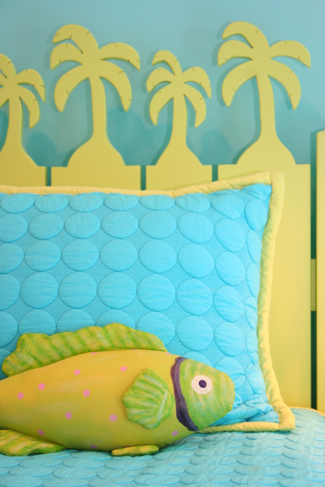 チャールストンにある中くらいなビーチスタイルのおしゃれな客用寝室 (青い壁、カーペット敷き、暖炉なし) のインテリア
