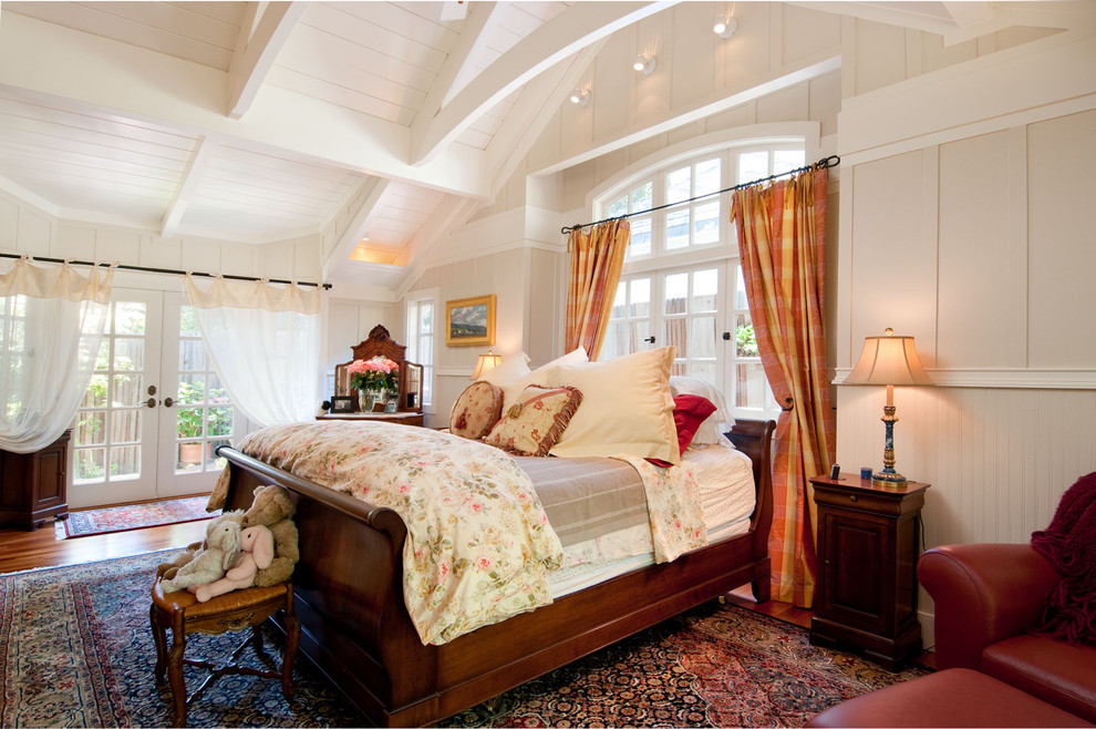Foto de dormitorio tradicional con paredes beige y suelo de madera en tonos medios