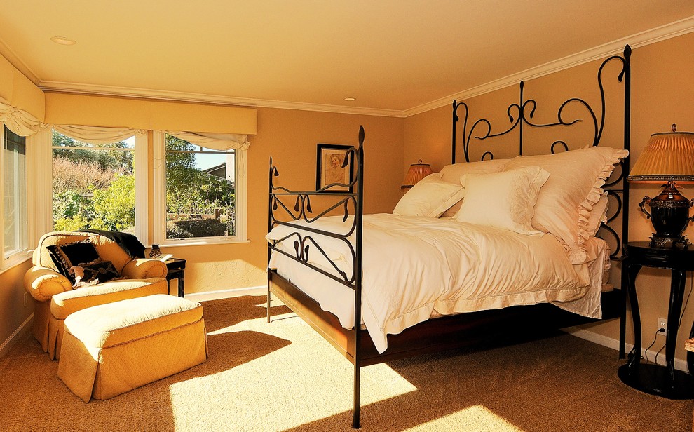 Идея дизайна: спальня в классическом стиле с бежевыми стенами и ковровым покрытием без камина