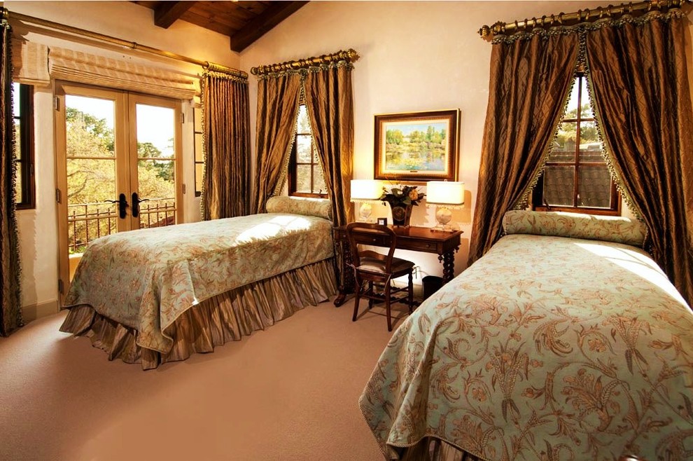 シアトルにある広い地中海スタイルのおしゃれな客用寝室 (ベージュの壁、ライムストーンの床、石材の暖炉まわり、ベージュの床) のインテリア