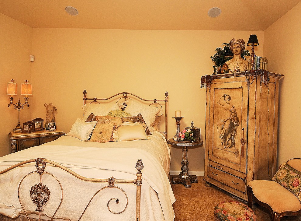 Exemple d'une chambre avec moquette chic avec un mur beige.
